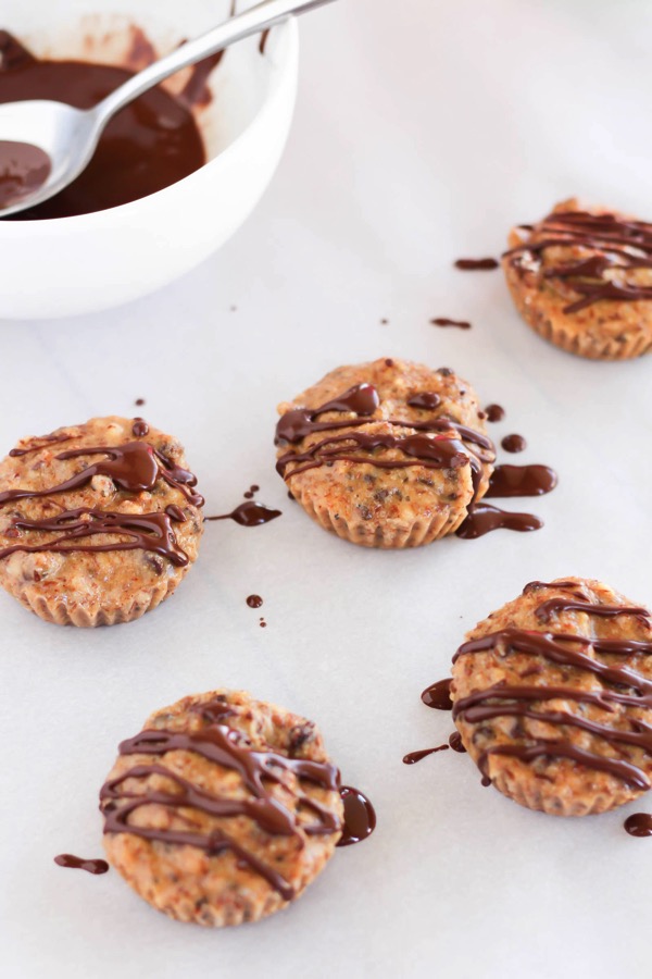 These banana nice cream protein bites are a delicious and healthy no-bake dessert for summer! fitnessista.com