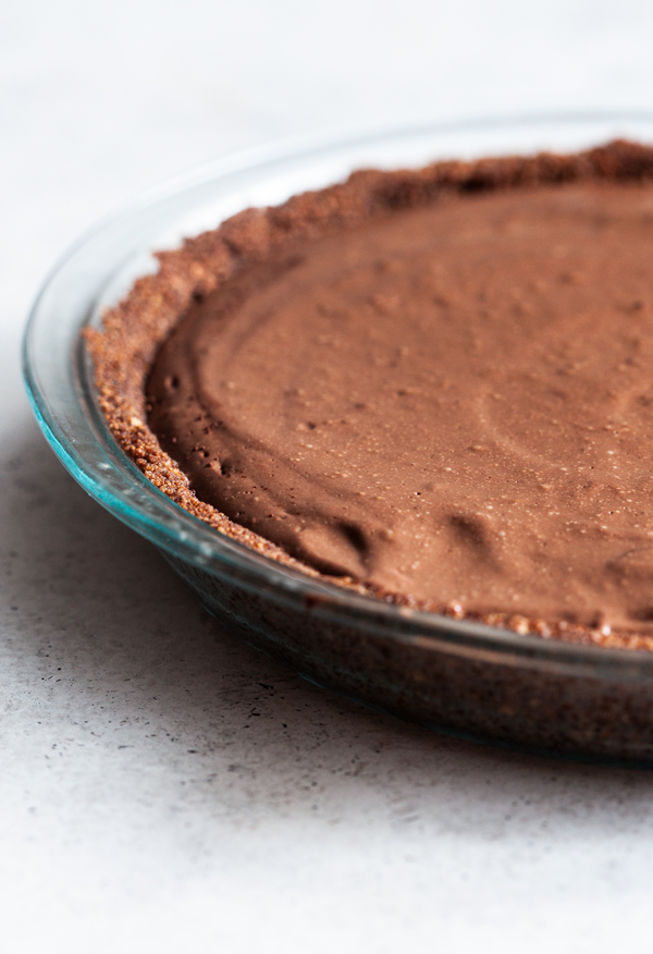 Easy No Bake Vegan Chocolate Mousse Pie | The Full Helping